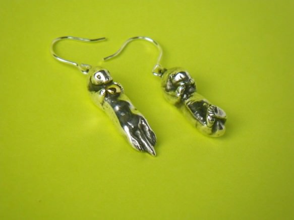 ラッコのピアス（純銀製ペア）